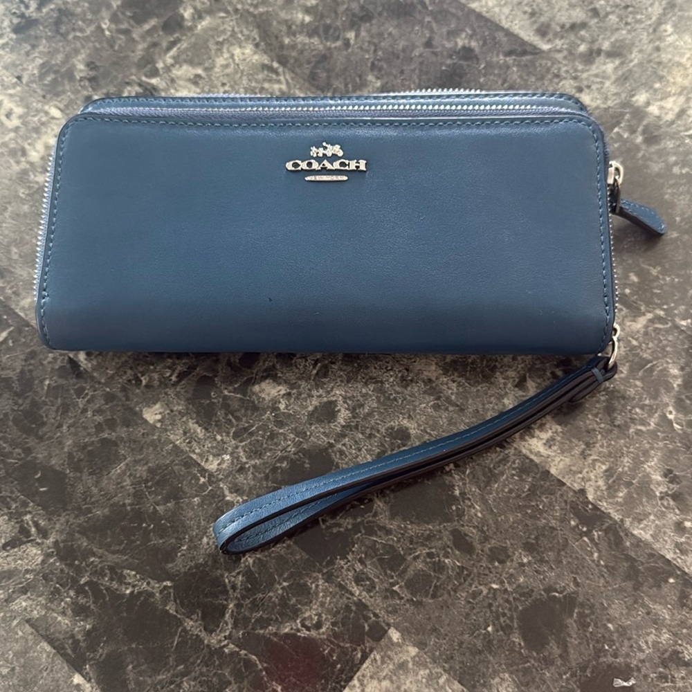 COACH Wallet or Wristlet Blue Leather Silver Tone Double Zipper accordion style